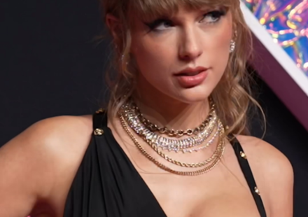 Top 10 Most Beautiful Female Singers (2026 Rankings & Photo Gallery)
