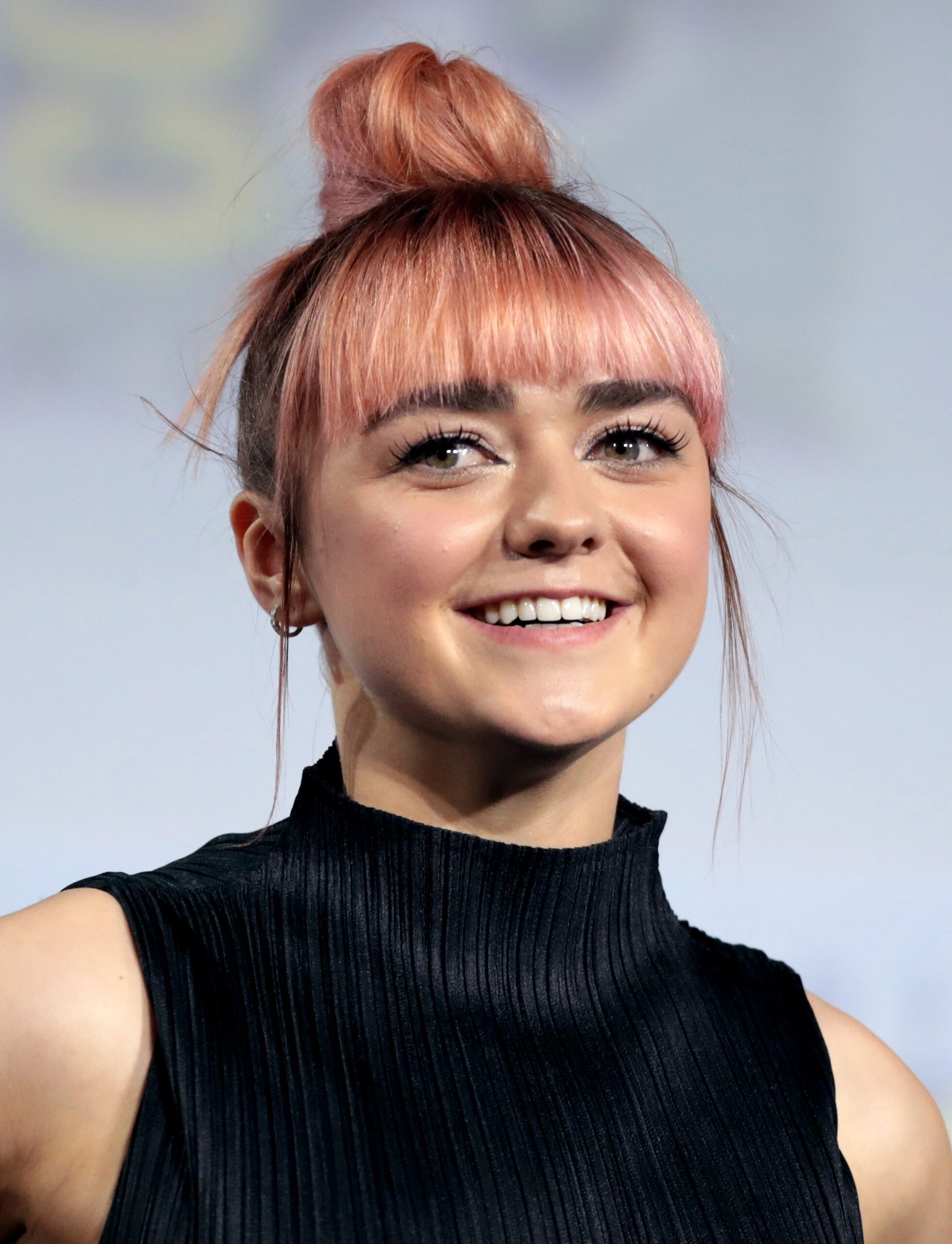 Maisie Williams Recalls Getting in Sandra Bullock’s Hot Tub and